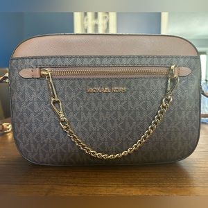 MICHAEL MICHAEL KORS
Jet Set Large Logo Crossbody Bag NEVER USED